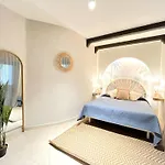 Aura 4*